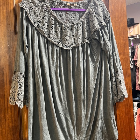 Gimmicks Top - Picture 3 of 4